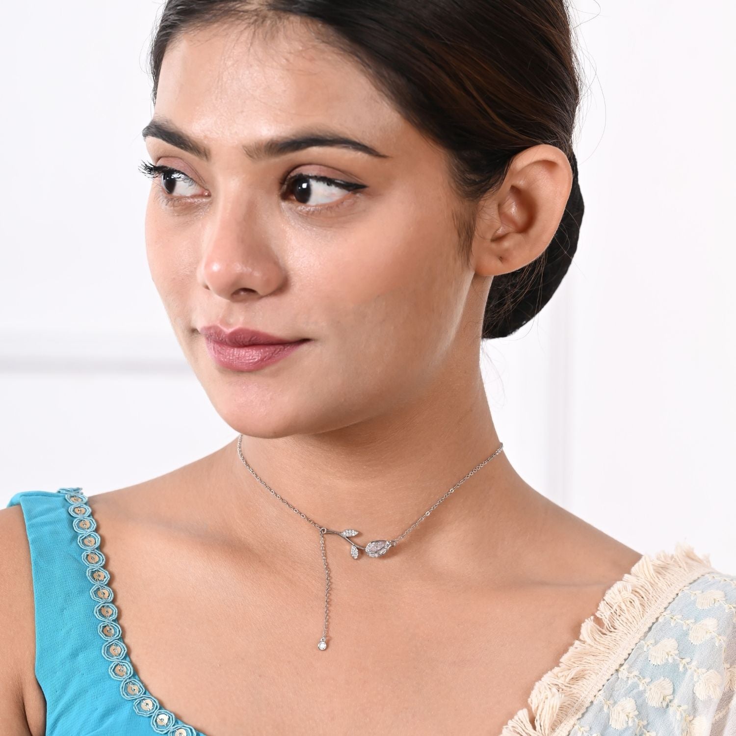 Leaf-shaped crystal pendant necklace