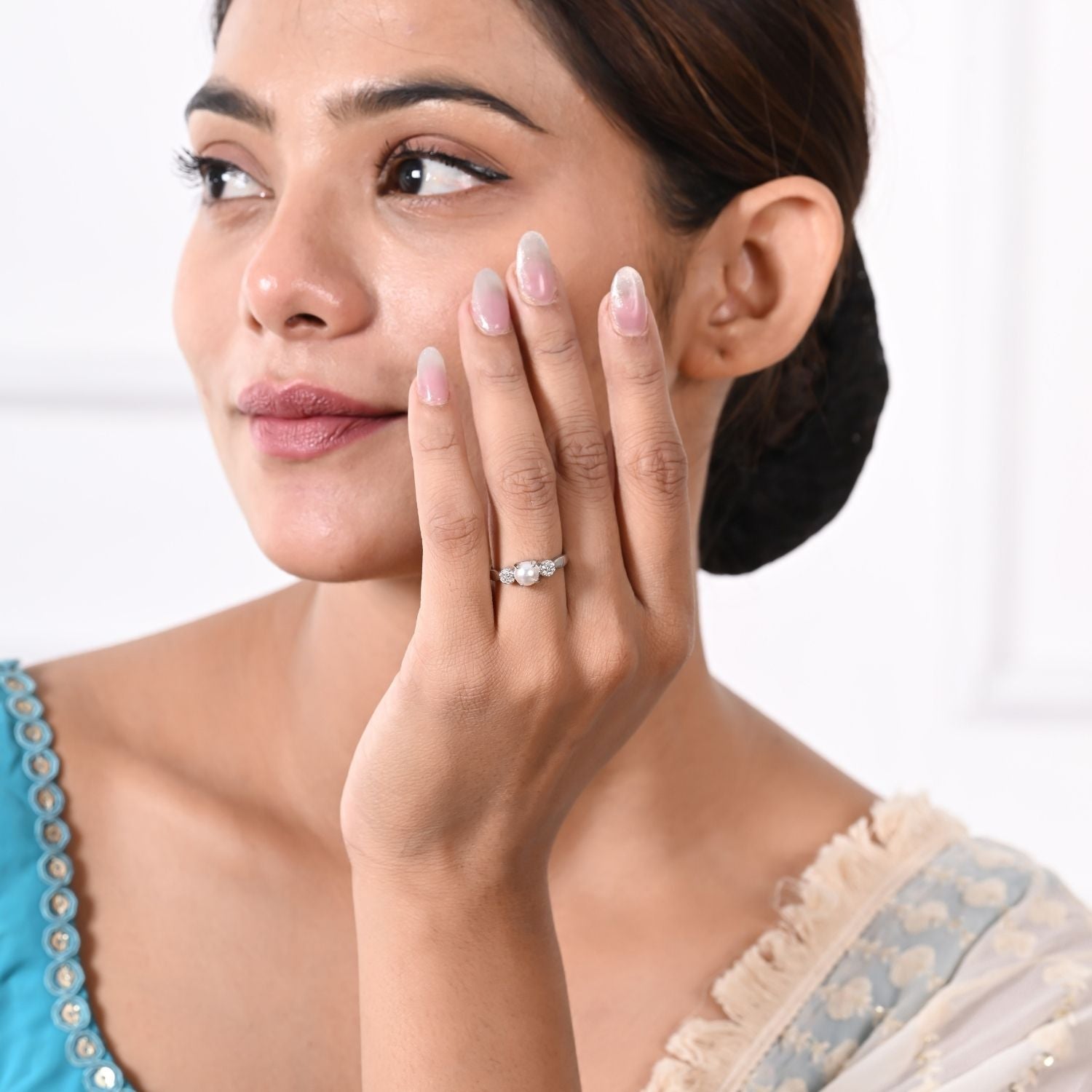 Pearl-center classic silver ring