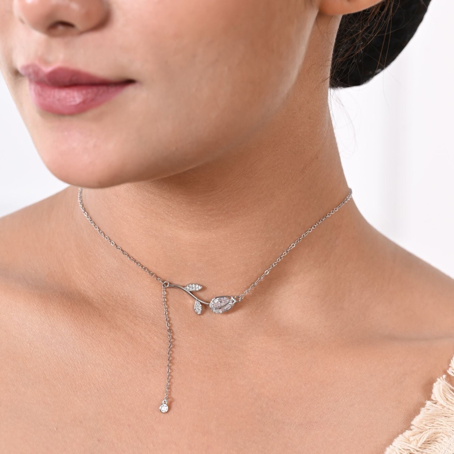 Leaf-shaped crystal pendant necklace