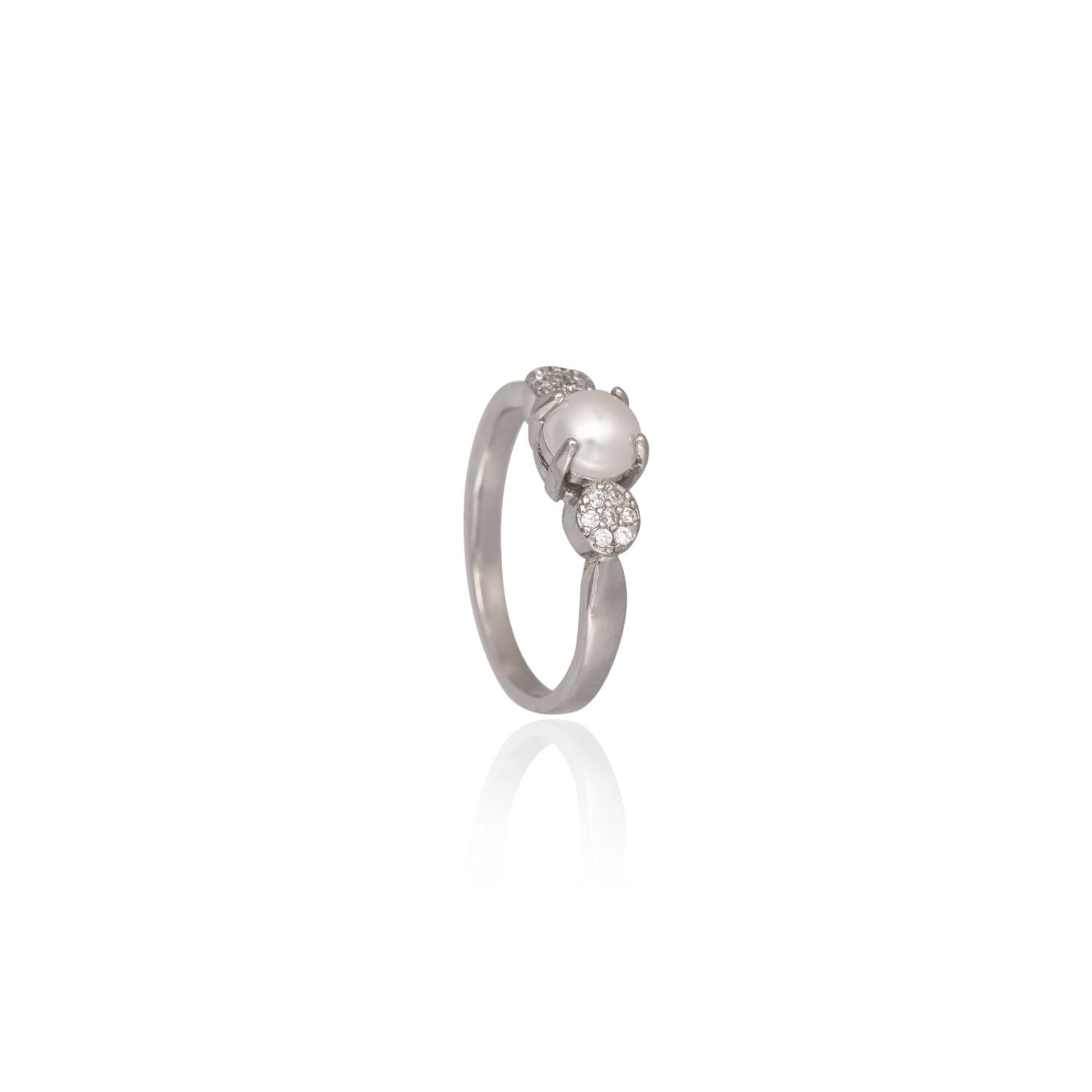 Pearl-center classic silver ring