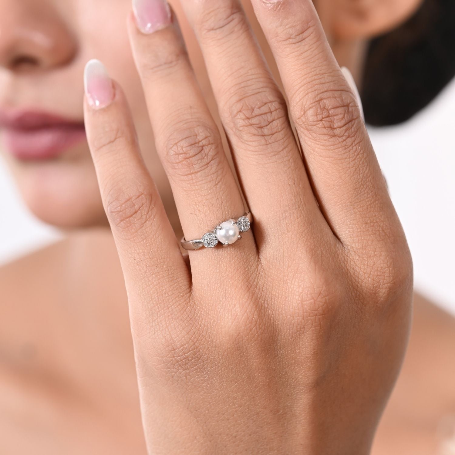 Pearl-center classic silver ring