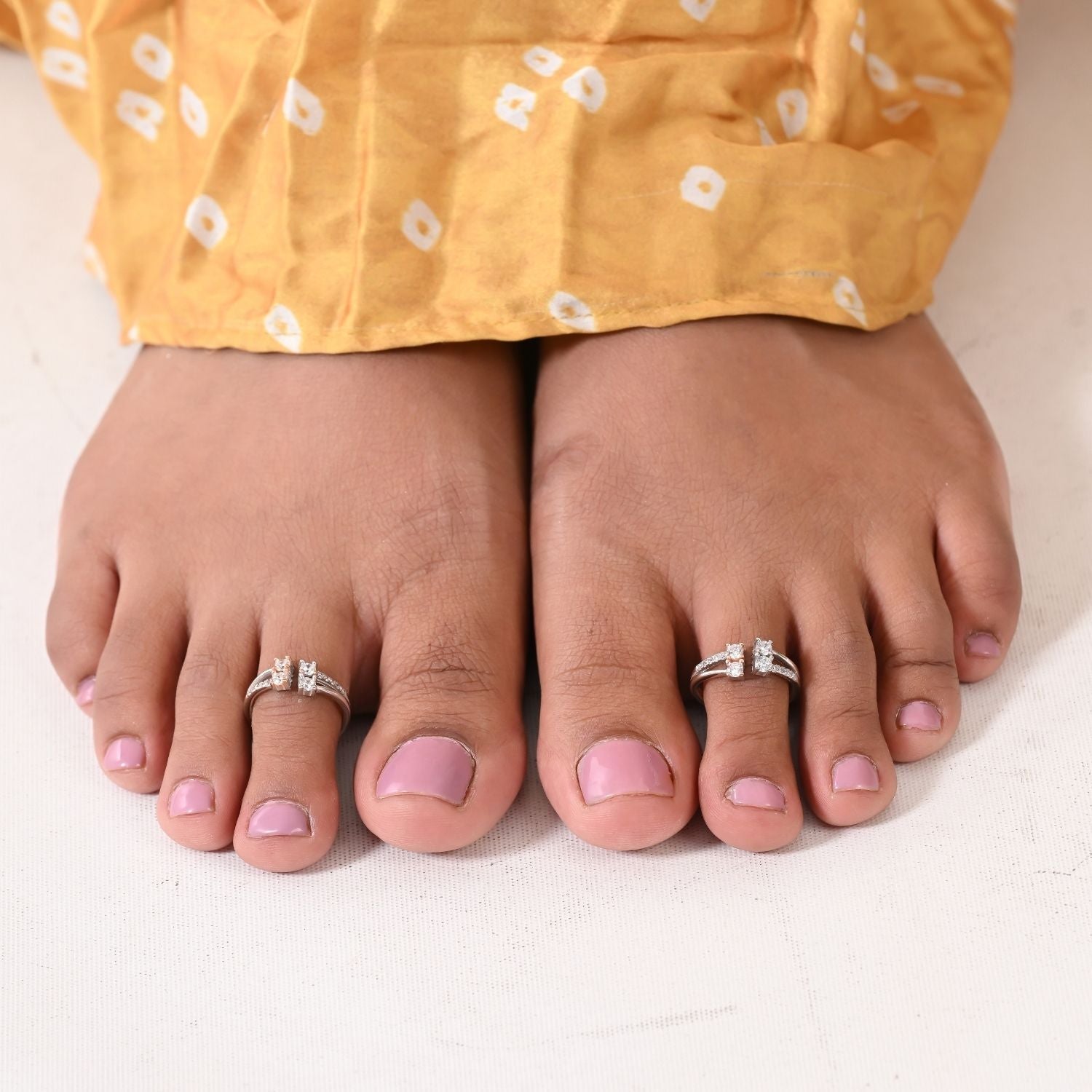 Twin-solitaire sparkle toe ring